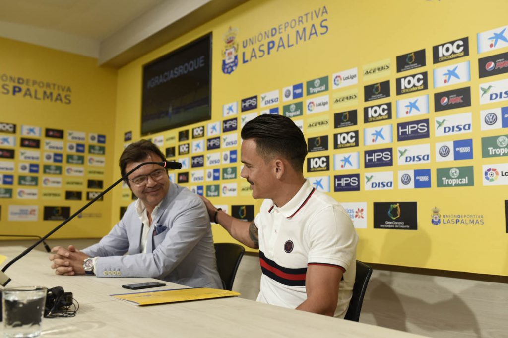 FOTOGALERÍA | Día de mucha emoción para Roque Mesa y su familia. Vea la FOTOGALERÍA. [CARTA] Lea la carta de despedida de Roque Mesa Día muy emotivo para Roque Mesa. El jugador amarillo, tras ser traspasado al Swansea en el día de ayer, quería despedirse de la afición y el club en una sala de