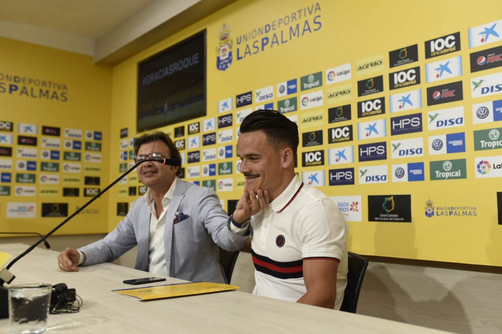 FOTOGALERÍA | Día de mucha emoción para Roque Mesa y su familia. Vea la FOTOGALERÍA. [CARTA] Lea la carta de despedida de Roque Mesa Día muy emotivo para Roque Mesa. El jugador amarillo, tras ser traspasado al Swansea en el día de ayer, quería despedirse de la afición y el club en una sala de