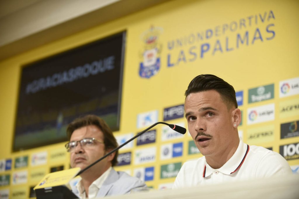 FOTOGALERÍA | Día de mucha emoción para Roque Mesa y su familia. Vea la FOTOGALERÍA. [CARTA] Lea la carta de despedida de Roque Mesa Día muy emotivo para Roque Mesa. El jugador amarillo, tras ser traspasado al Swansea en el día de ayer, quería despedirse de la afición y el club en una sala de