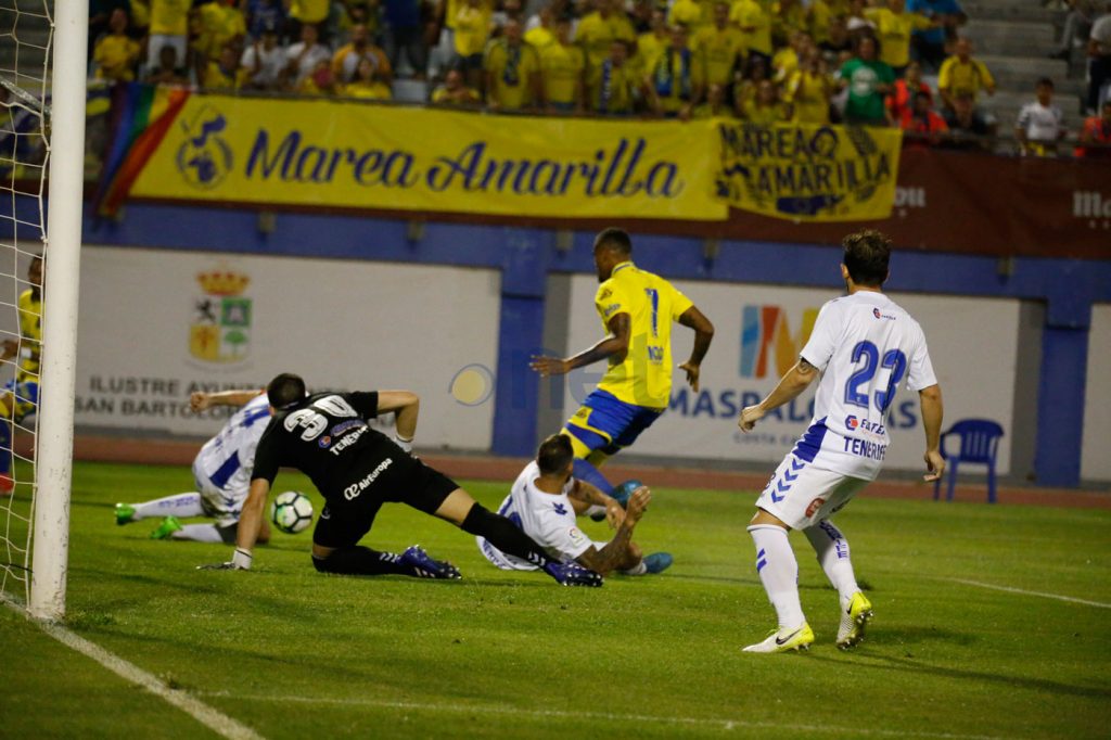 FOTOGALERÍA | Vea las mejores fotografías del triunfo de la UD Las Palmas ante el CD Tenerife. Por Gabriel Jiménez para udlaspalmas.NET. [CRÓNICA] Deciden los genios (2-0) La UD Las Palmas se impuso al Tenerife para hacerse con la VI Copa Mahou tras una segunda parte espléndida donde Jonathan Viera sacó a relucir su varita. En un