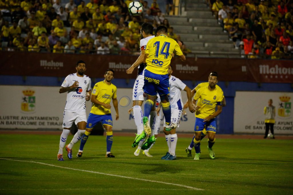 FOTOGALERÍA | Vea las mejores fotografías del triunfo de la UD Las Palmas ante el CD Tenerife. Por Gabriel Jiménez para udlaspalmas.NET. [CRÓNICA] Deciden los genios (2-0) La UD Las Palmas se impuso al Tenerife para hacerse con la VI Copa Mahou tras una segunda parte espléndida donde Jonathan Viera sacó a relucir su varita. En un