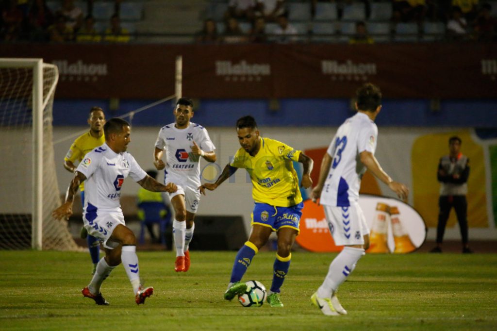 FOTOGALERÍA | Vea las mejores fotografías del triunfo de la UD Las Palmas ante el CD Tenerife. Por Gabriel Jiménez para udlaspalmas.NET. [CRÓNICA] Deciden los genios (2-0) La UD Las Palmas se impuso al Tenerife para hacerse con la VI Copa Mahou tras una segunda parte espléndida donde Jonathan Viera sacó a relucir su varita. En un