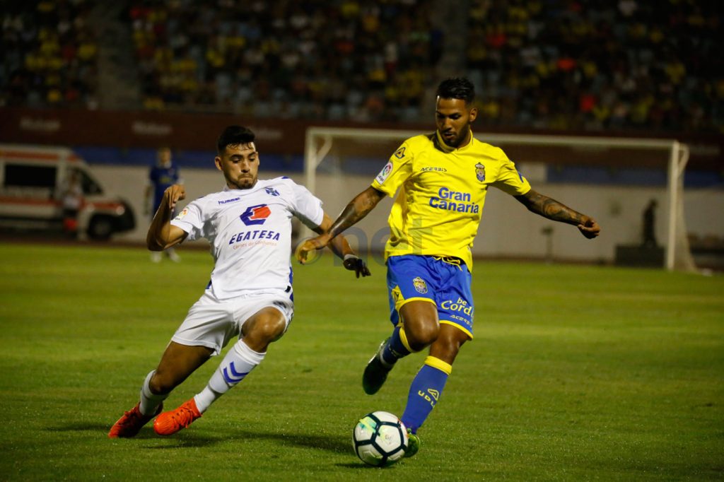 FOTOGALERÍA | Vea las mejores fotografías del triunfo de la UD Las Palmas ante el CD Tenerife. Por Gabriel Jiménez para udlaspalmas.NET. [CRÓNICA] Deciden los genios (2-0) La UD Las Palmas se impuso al Tenerife para hacerse con la VI Copa Mahou tras una segunda parte espléndida donde Jonathan Viera sacó a relucir su varita. En un