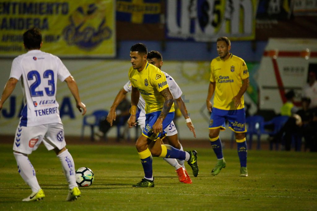 FOTOGALERÍA | Vea las mejores fotografías del triunfo de la UD Las Palmas ante el CD Tenerife. Por Gabriel Jiménez para udlaspalmas.NET. [CRÓNICA] Deciden los genios (2-0) La UD Las Palmas se impuso al Tenerife para hacerse con la VI Copa Mahou tras una segunda parte espléndida donde Jonathan Viera sacó a relucir su varita. En un