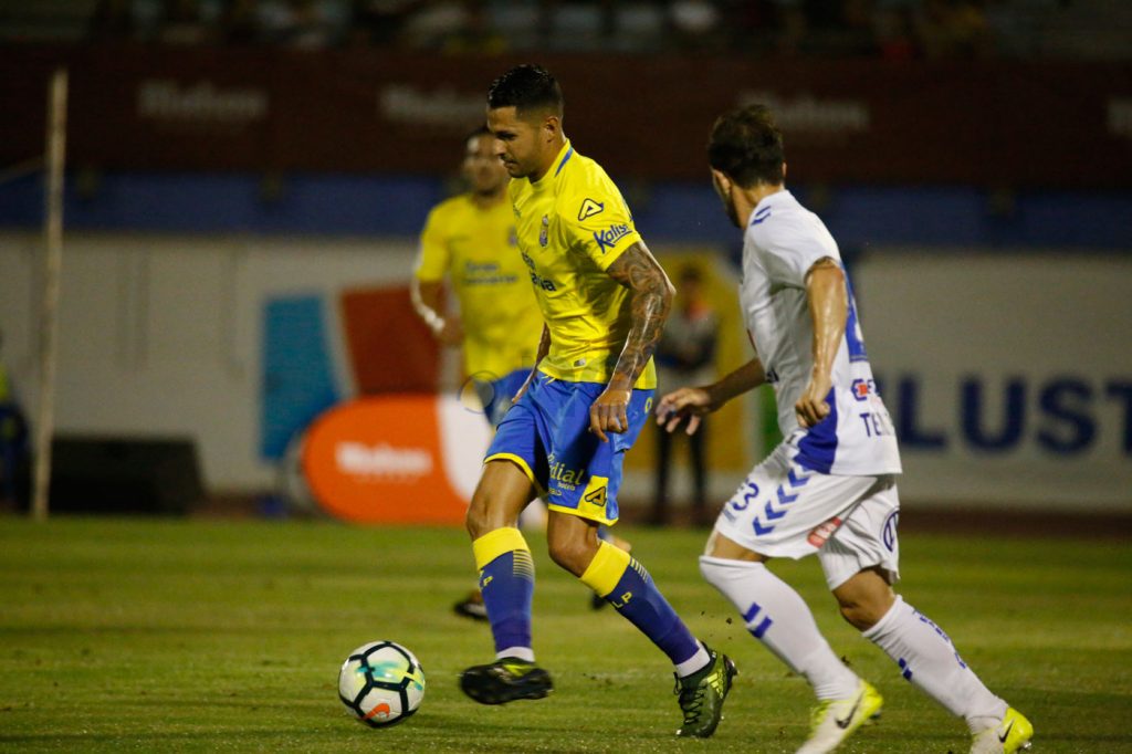 FOTOGALERÍA | Vea las mejores fotografías del triunfo de la UD Las Palmas ante el CD Tenerife. Por Gabriel Jiménez para udlaspalmas.NET. [CRÓNICA] Deciden los genios (2-0) La UD Las Palmas se impuso al Tenerife para hacerse con la VI Copa Mahou tras una segunda parte espléndida donde Jonathan Viera sacó a relucir su varita. En un