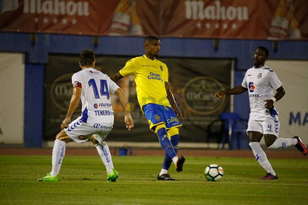 FOTOGALERÍA | Vea las mejores fotografías del triunfo de la UD Las Palmas ante el CD Tenerife. Por Gabriel Jiménez para udlaspalmas.NET. [CRÓNICA] Deciden los genios (2-0) La UD Las Palmas se impuso al Tenerife para hacerse con la VI Copa Mahou tras una segunda parte espléndida donde Jonathan Viera sacó a relucir su varita. En un