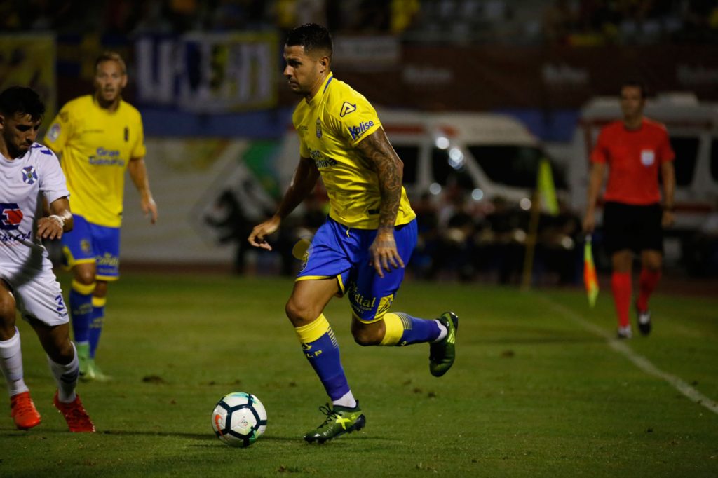 FOTOGALERÍA | Vea las mejores fotografías del triunfo de la UD Las Palmas ante el CD Tenerife. Por Gabriel Jiménez para udlaspalmas.NET. [CRÓNICA] Deciden los genios (2-0) La UD Las Palmas se impuso al Tenerife para hacerse con la VI Copa Mahou tras una segunda parte espléndida donde Jonathan Viera sacó a relucir su varita. En un