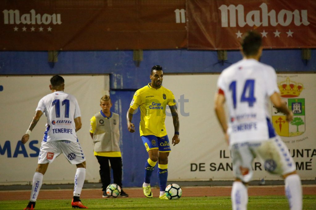 FOTOGALERÍA | Vea las mejores fotografías del triunfo de la UD Las Palmas ante el CD Tenerife. Por Gabriel Jiménez para udlaspalmas.NET. [CRÓNICA] Deciden los genios (2-0) La UD Las Palmas se impuso al Tenerife para hacerse con la VI Copa Mahou tras una segunda parte espléndida donde Jonathan Viera sacó a relucir su varita. En un