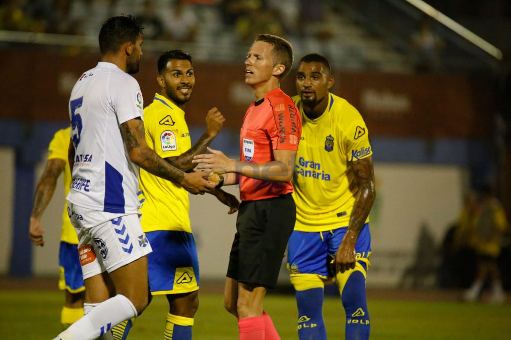 FOTOGALERÍA | Vea las mejores fotografías del triunfo de la UD Las Palmas ante el CD Tenerife. Por Gabriel Jiménez para udlaspalmas.NET. [CRÓNICA] Deciden los genios (2-0) La UD Las Palmas se impuso al Tenerife para hacerse con la VI Copa Mahou tras una segunda parte espléndida donde Jonathan Viera sacó a relucir su varita. En un