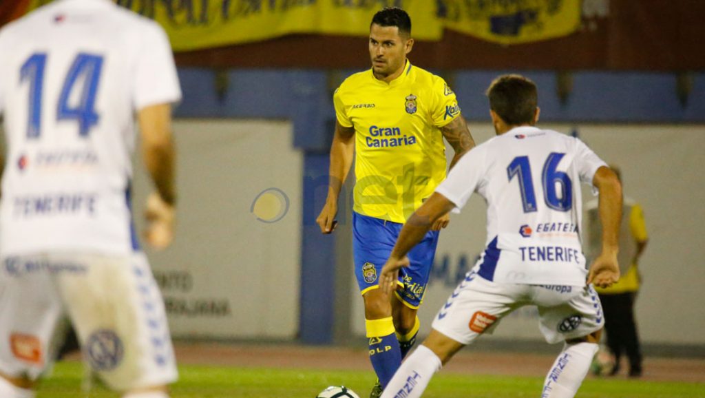 FOTOGALERÍA | Vea las mejores fotografías del triunfo de la UD Las Palmas ante el CD Tenerife. Por Gabriel Jiménez para udlaspalmas.NET. [CRÓNICA] Deciden los genios (2-0) La UD Las Palmas se impuso al Tenerife para hacerse con la VI Copa Mahou tras una segunda parte espléndida donde Jonathan Viera sacó a relucir su varita. En un