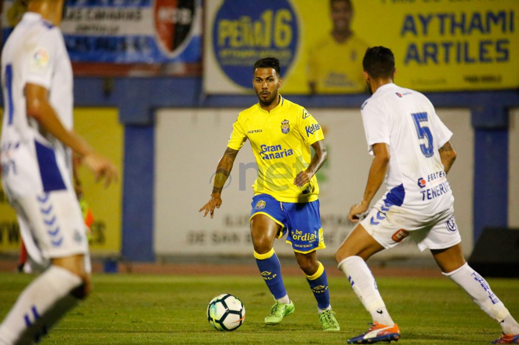 FOTOGALERÍA | Vea las mejores fotografías del triunfo de la UD Las Palmas ante el CD Tenerife. Por Gabriel Jiménez para udlaspalmas.NET. [CRÓNICA] Deciden los genios (2-0) La UD Las Palmas se impuso al Tenerife para hacerse con la VI Copa Mahou tras una segunda parte espléndida donde Jonathan Viera sacó a relucir su varita. En un