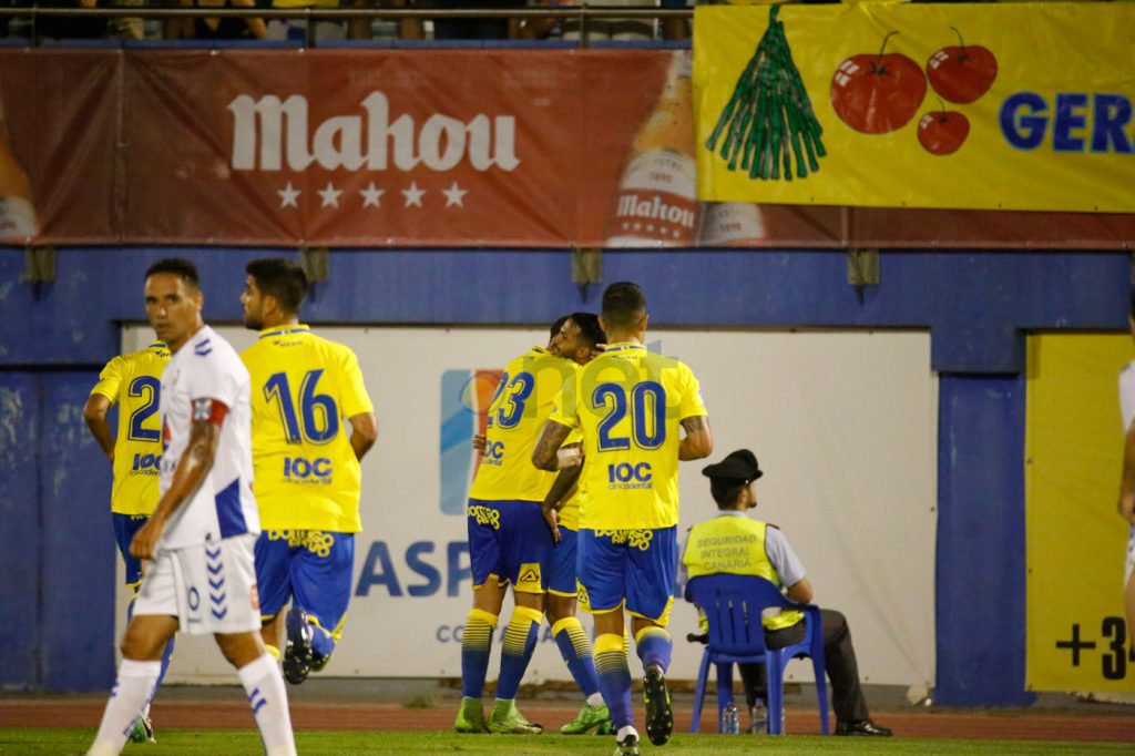 FOTOGALERÍA | Vea las mejores fotografías del triunfo de la UD Las Palmas ante el CD Tenerife. Por Gabriel Jiménez para udlaspalmas.NET. [CRÓNICA] Deciden los genios (2-0) La UD Las Palmas se impuso al Tenerife para hacerse con la VI Copa Mahou tras una segunda parte espléndida donde Jonathan Viera sacó a relucir su varita. En un