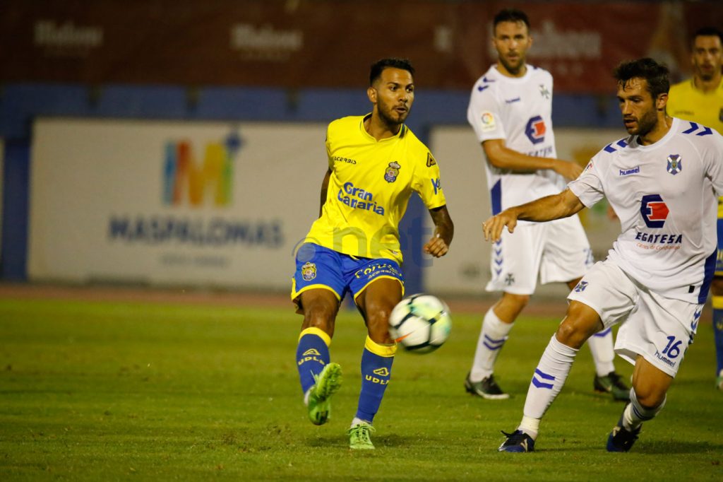 FOTOGALERÍA | Vea las mejores fotografías del triunfo de la UD Las Palmas ante el CD Tenerife. Por Gabriel Jiménez para udlaspalmas.NET. [CRÓNICA] Deciden los genios (2-0) La UD Las Palmas se impuso al Tenerife para hacerse con la VI Copa Mahou tras una segunda parte espléndida donde Jonathan Viera sacó a relucir su varita. En un