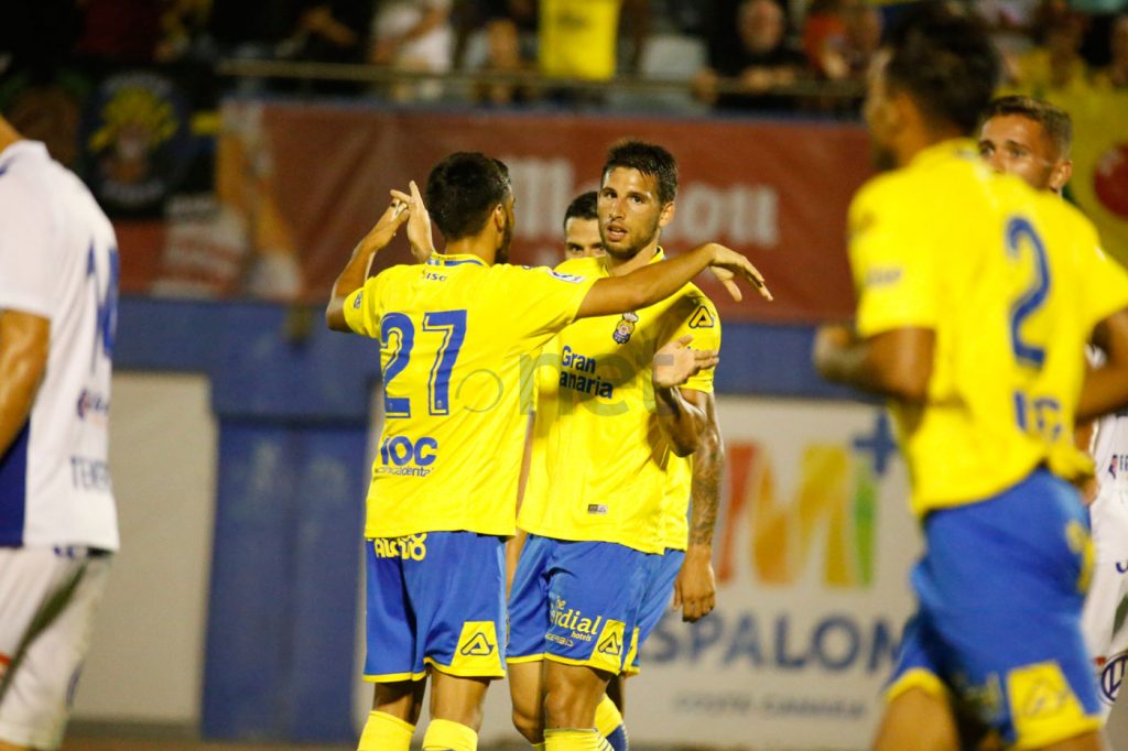 FOTOGALERÍA | Vea las mejores fotografías del triunfo de la UD Las Palmas ante el CD Tenerife. Por Gabriel Jiménez para udlaspalmas.NET. [CRÓNICA] Deciden los genios (2-0) La UD Las Palmas se impuso al Tenerife para hacerse con la VI Copa Mahou tras una segunda parte espléndida donde Jonathan Viera sacó a relucir su varita. En un