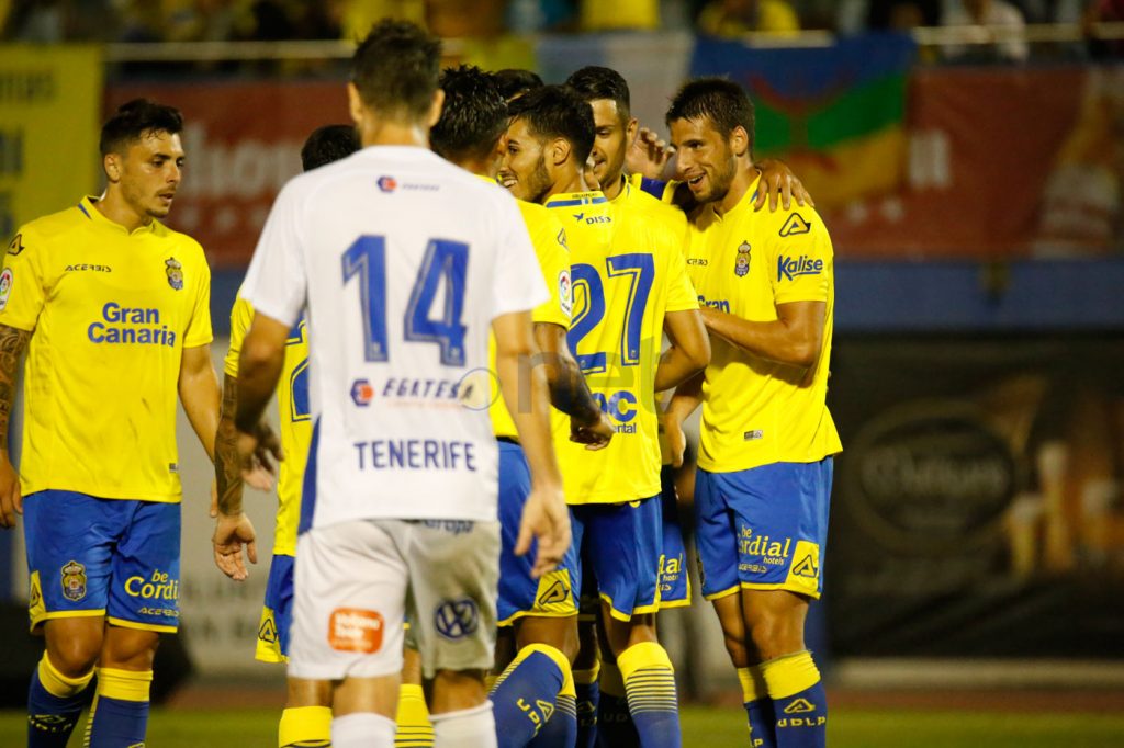 FOTOGALERÍA | Vea las mejores fotografías del triunfo de la UD Las Palmas ante el CD Tenerife. Por Gabriel Jiménez para udlaspalmas.NET. [CRÓNICA] Deciden los genios (2-0) La UD Las Palmas se impuso al Tenerife para hacerse con la VI Copa Mahou tras una segunda parte espléndida donde Jonathan Viera sacó a relucir su varita. En un