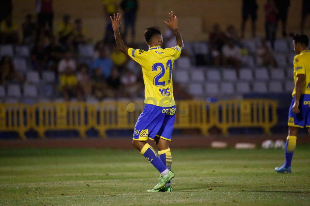 FOTOGALERÍA | Vea las mejores fotografías del triunfo de la UD Las Palmas ante el CD Tenerife. Por Gabriel Jiménez para udlaspalmas.NET. [CRÓNICA] Deciden los genios (2-0) La UD Las Palmas se impuso al Tenerife para hacerse con la VI Copa Mahou tras una segunda parte espléndida donde Jonathan Viera sacó a relucir su varita. En un