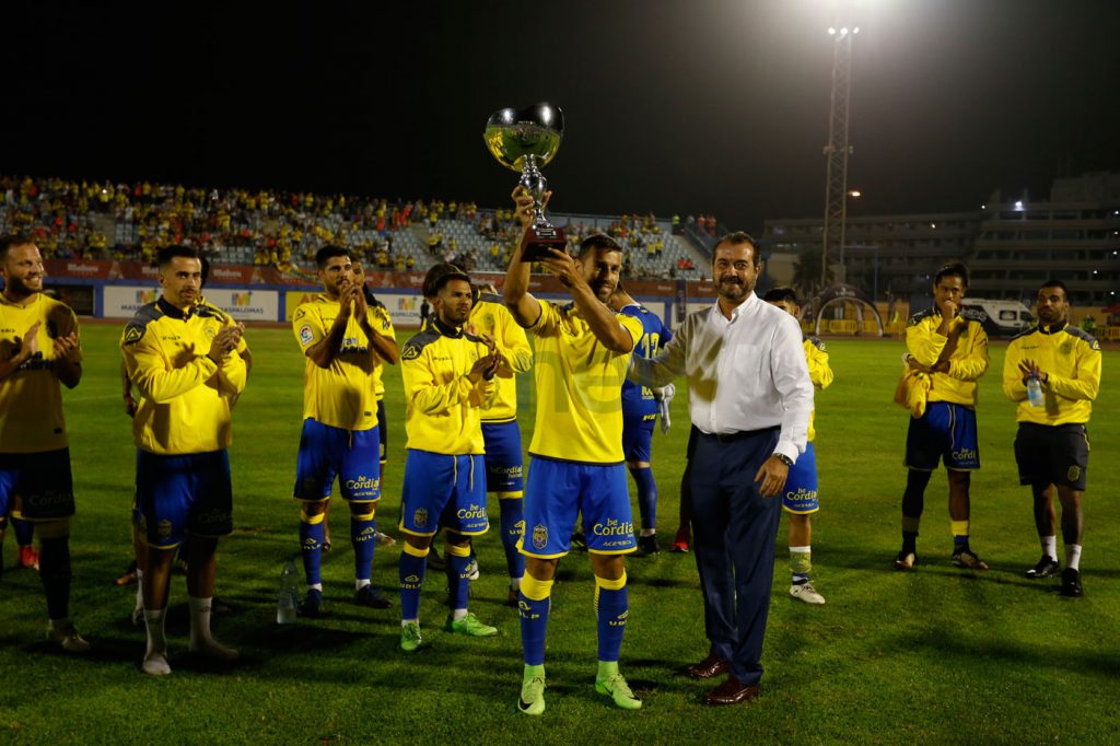FOTOGALERÍA | Vea las mejores fotografías del triunfo de la UD Las Palmas ante el CD Tenerife. Por Gabriel Jiménez para udlaspalmas.NET. [CRÓNICA] Deciden los genios (2-0) La UD Las Palmas se impuso al Tenerife para hacerse con la VI Copa Mahou tras una segunda parte espléndida donde Jonathan Viera sacó a relucir su varita. En un