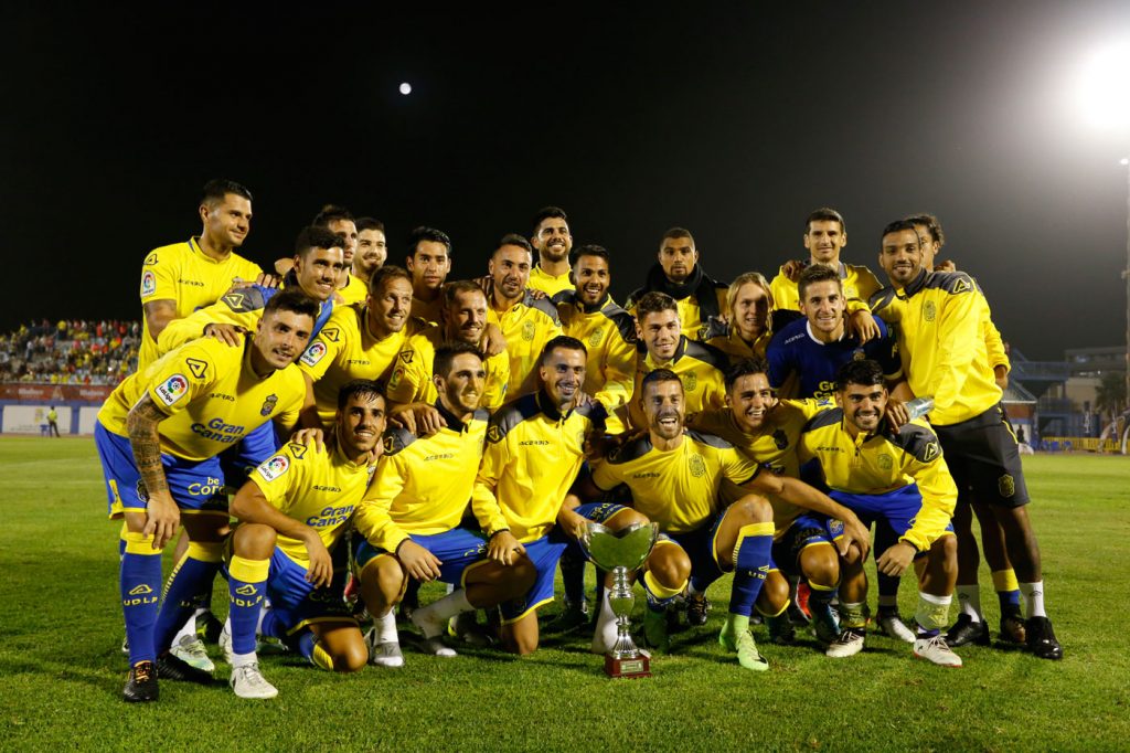 FOTOGALERÍA | Vea las mejores fotografías del triunfo de la UD Las Palmas ante el CD Tenerife. Por Gabriel Jiménez para udlaspalmas.NET. [CRÓNICA] Deciden los genios (2-0) La UD Las Palmas se impuso al Tenerife para hacerse con la VI Copa Mahou tras una segunda parte espléndida donde Jonathan Viera sacó a relucir su varita. En un