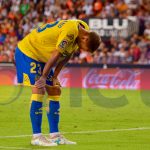 Javi Castellano pugna por un balón / Blanquinegres.com