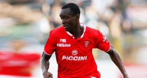 OFICIAL | El extremo costamarfileño Jean Armel Drolé es el primer fichaje de la UD Las Palmas. Llega cedido por el Antalyaspor de Turquía con opción a compra. La UD Las Palmas ha anunciado este jueves su primer fichaje para la temporada 2019/2020. Se trata del extremo costamarfileño Jean Armel Drolé, que llega cedido desde el