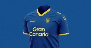 Un tuitero amarillo y un diseñador francés idean la futura equipación de la UD Las Palmas a modo de propuesta. La misma, en color amarillo, azul y negro, maravilla a los aficionados grancanarios [vea las tres equipaciones al final del artículo]. @Andrew_Aren es el nick de un joven aficionado de la UD Las Palmas, muy