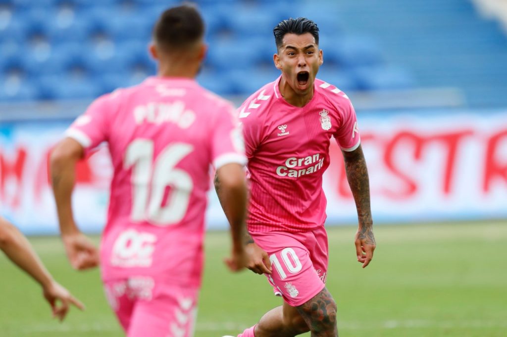 EkjBe4YWMAA19Ox | udlaspalmas.NET Por segunda temporada consecutiva y por cuarta ocasión seguida en el Estadio de Gran Canaria, la Unión Deportiva Las Palmas consigue la victoria luciendo la equipación rosa. En apoyo a la lucha contra el cáncer de mama, donando la recaudación íntegramente, a partes iguales, a la Asociación Española contra el Cáncer en la provincia de Las