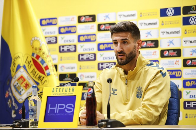 El central sevillano de la Unión Deportiva Las Palmas reconoció que se mira a la parte alta de la clasificación y que la fortaleza defensiva significa estar arriba. "Claro que se habla de ascenso directo en el vestuario, estamos a un punto. Pero vemos que el Almería no falla, que el Eibar tiene una plantilla