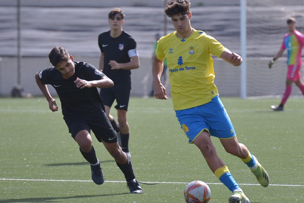 Carlos Navarro, Huracán | udlaspalmas.NET El central valenciano llegó a la Unión Deportiva Las Palmas como juvenil de segundo año y Yoni Oujo le utilizó directamente en Tercera Federación. Tras marcharse cedido por motivos personales, volvió a la casa amarilla a través de Las Palmas C en Regional Preferente. Carlos Navarro (30/01/2004, Valencia) es el primer canterano que hace debutar