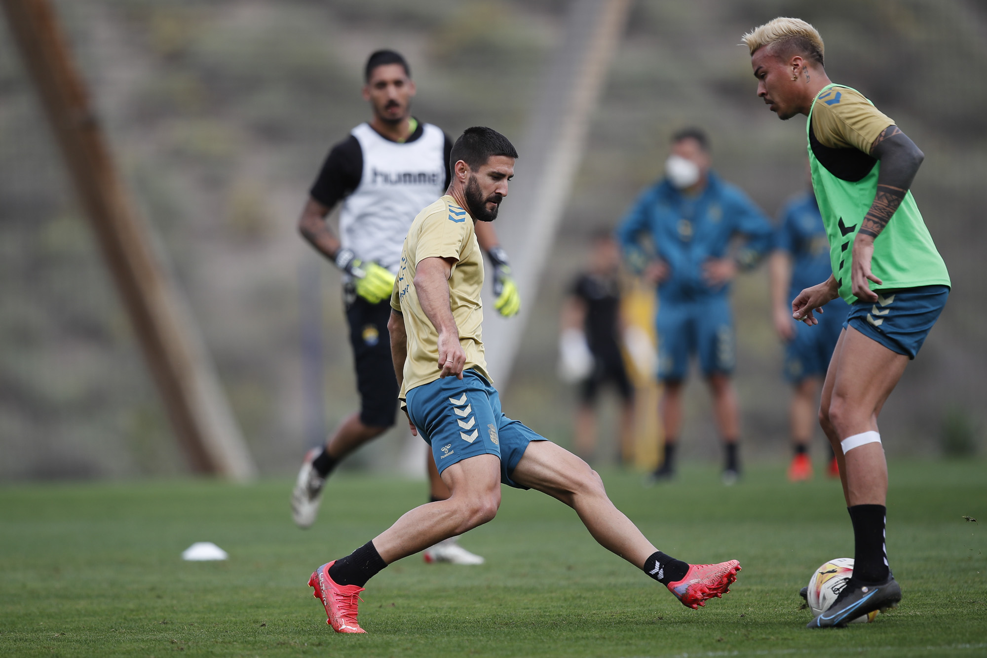 Ambos jugadores volvieron al grupo en el entrenamiento de este miércoles y estarán disponibles para el partido del domingo, a las 17:15 horas, contra el Cartagena. Buenas noticias para la Unión Deportiva Las Palmas de Xavi García Pimienta. Por primera vez desde su llegada la pasada semana, el técnico barcelonés podrá contar con Eric Curbelo,