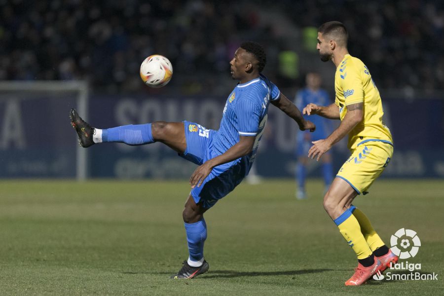 El jugador sevillano de la Unión Deportiva Las Palmas renovaría automáticamente en caso de llegar a los 25 partidos oficiales y este domingo vuelve a la que fue su casa, donde salió este verano rumbo a Gran Canaria por 15.000€. En Cartagena no se olvidan de Raúl Navas. Su marcha dolió en el entorno del