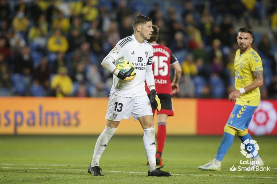 El cancerbero de Escaleritas vuelve este viernes al Estadio de Gran Canaria y será la sexta vez que se mida a la Unión Deportiva, contra el cual siempre se había medido defendiendo los colores del Mirandés. Si Alberto González lo considera oportuno, este viernes habrá un portero grancanario defendiendo una de las porterías del Estadio