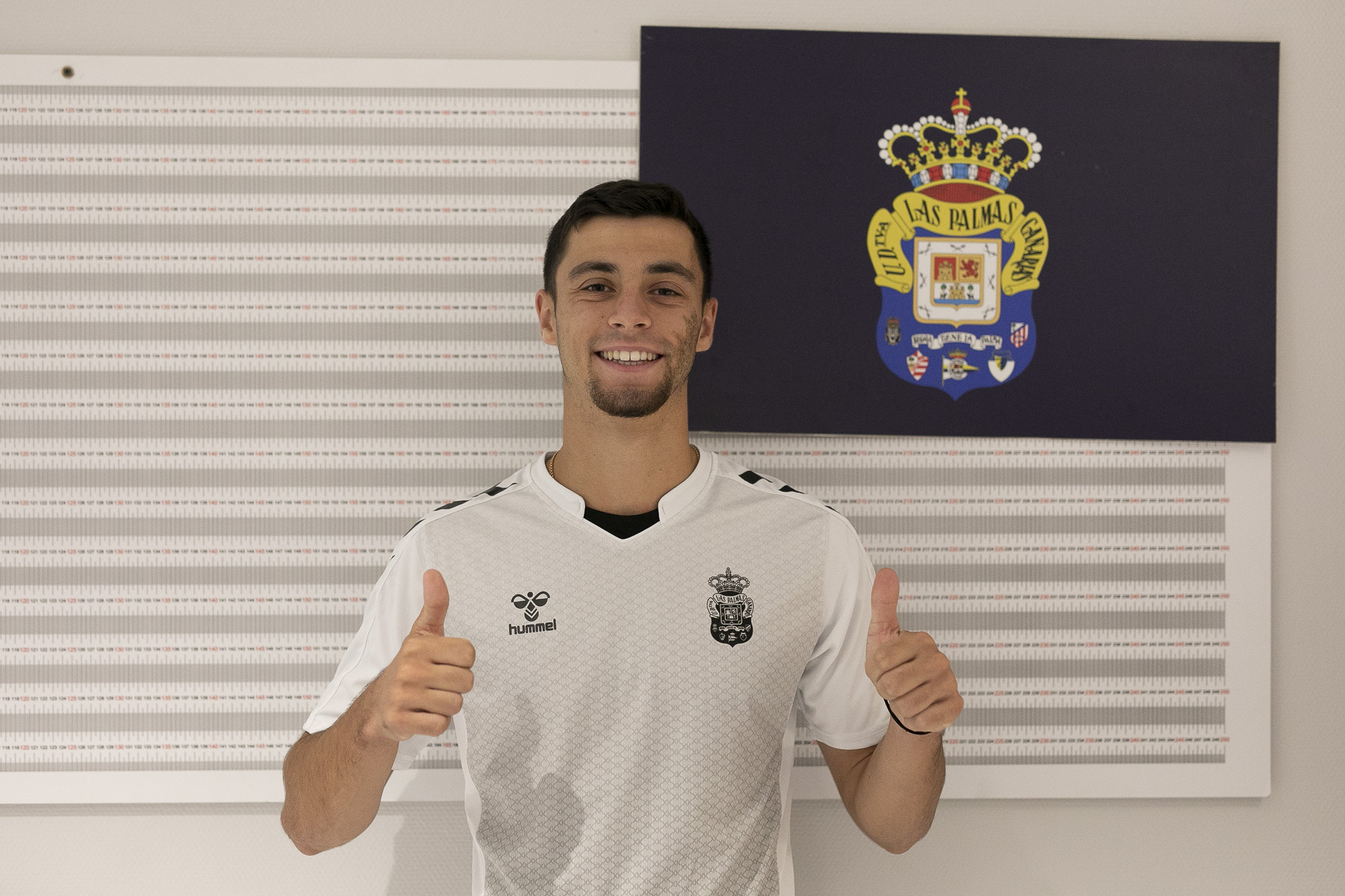 Este jueves, tres de los jugadores más importantes del centro del campo pasaron los pertinentes reconocimientos médicos, donde Enzo Loiodice ya está recuperado de su hombro y Kirian Rodríguez llega 'fino' a la pretemporada. El primer jugador en pasar el reconocimiento médico este jueves fue Enzo Loiodice. El francés, ya superado desde hace semanas su