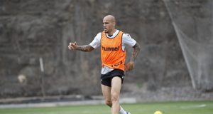 El delantero de la Unión Deportiva Las Palmas sufre una microrrotura en el bíceps femoral de su pierna izquierda y estará de baja el próximo mes de competición. Los peores presagios se han confirmado en el caso de Sandro Ramírez. Xavi García Pimienta había adelantado este jueves que había sufrido unas molestias y que le