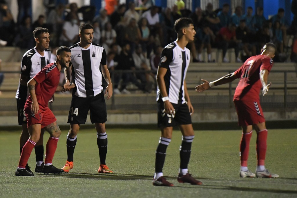 Las Palmas Atlético empezó su andadura en Tercera Federación con un valioso empate en el Juan Guedes, donde debutaron cinco jugadores con el filial. Joaquín González adelantó al conjunto amarillo mientras que López Silva empató de penalti. Primer once de la temporada para el filial amarillo, que contó con Ale Palanca y Julen Pérez, que