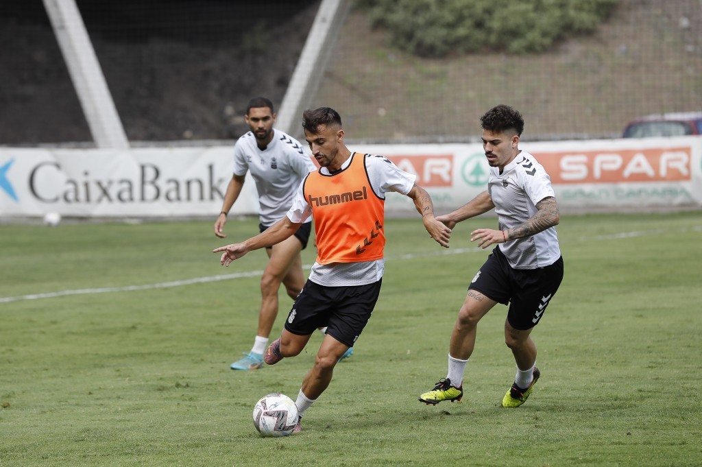 El conjunto grancanario comenzó a preparar el encuentro de este miércoles contra el Lugo en una sesión con varios jugadores de la cadena de filiales. Tras la sesión regenerativa de este domingo, la Unión Deportiva Las Palmas comenzó este lunes a preparar el encuentro de este miércoles contra el Lugo. El equipo dirigido por Xavi