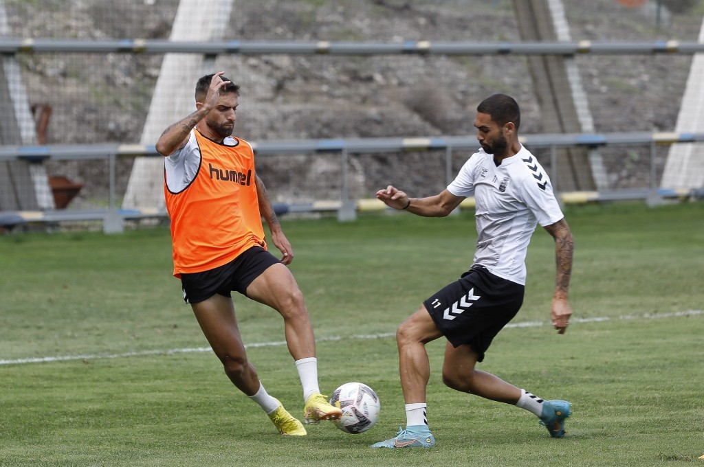 El conjunto grancanario debe sacar a relucir su fondo de armario en el doble compromiso que tiene esta semana en tierras peninsulares. Aún hay cuatro jugadores sin debutar y tres de ellos optan a hacerlo esta semana. 69:30 horas pasarán desde el inicio del partido de este miércoles contra el Lugo hasta el comienzo del