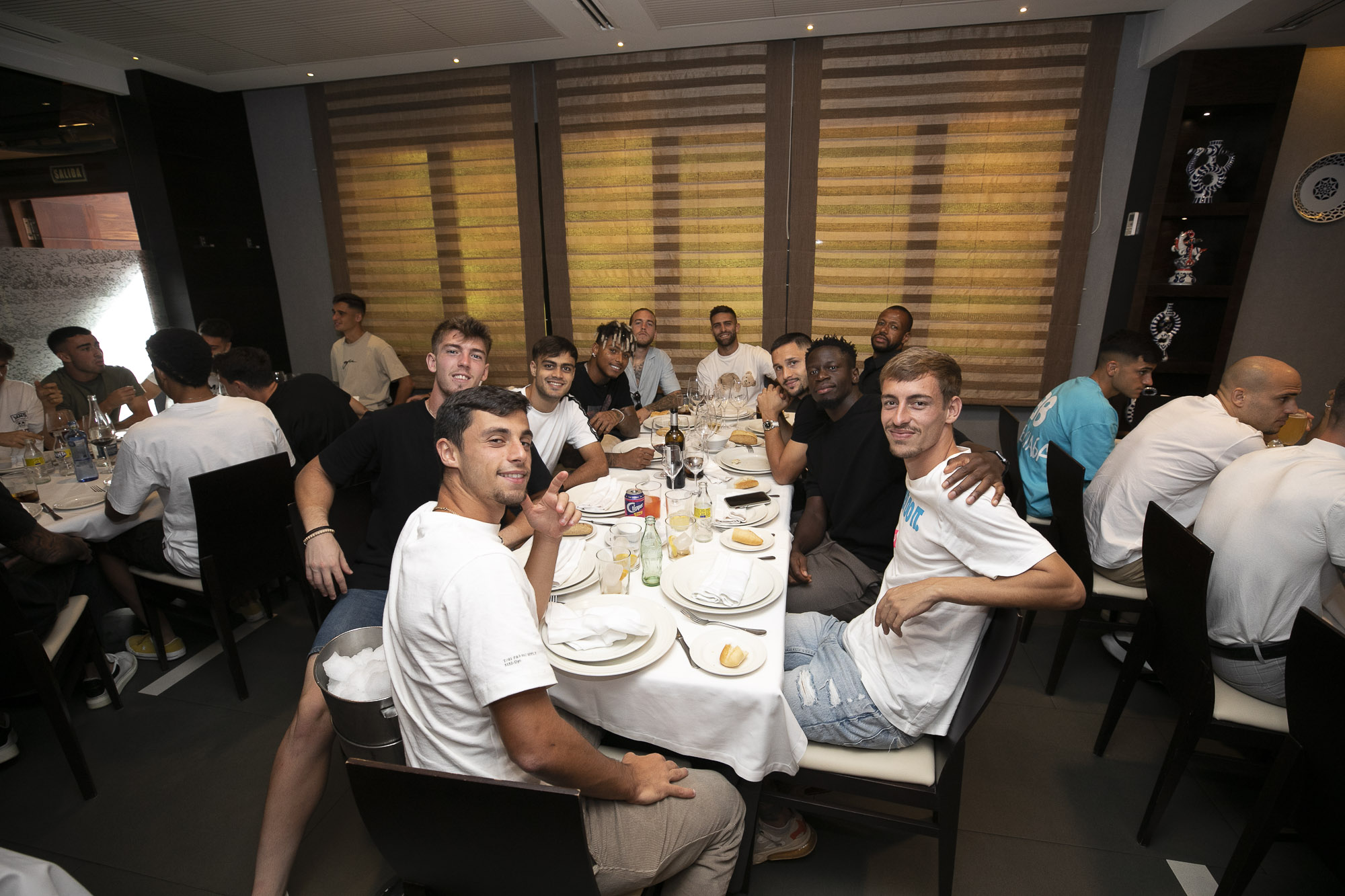 El conjunto grancanario celebró este lunes el tradicional almuerzo de Navidad en una situación privilegiada que no se vivía desde hace muchos años. En la retina de los aficionados amarillos sigue estando la derrota contra el Albacete Balompié, pero es momento de mirar hacia adelante y la Unión Deportiva Las Palmas, tal y como tenía