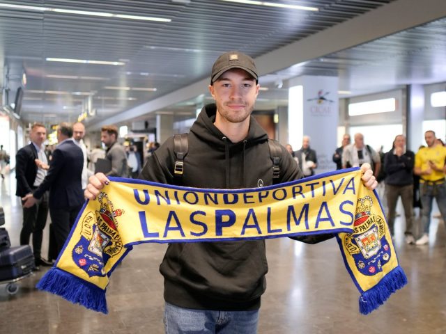 Loren Morón, nuevo jugador de la UD Las Palmas, a su llegada a Gran Canaria
