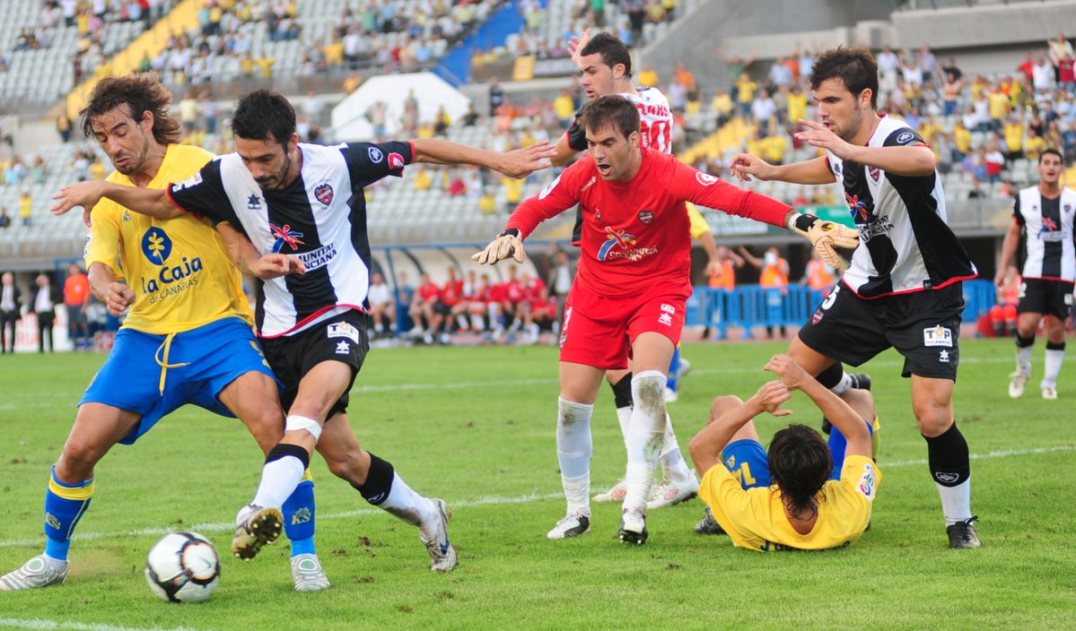 El conjunto grancanario ya conoce el horario del trascendental partido contra el Levante, que será el próximo sábado 22 de abril a las 17:30 horas en un partido que será emitido por #VAMOS y LaLiga SmartBank TV. Este lunes, la Liga de Fútbol Profesional ha dado a conocer los horarios de la trigésima séptima jornada