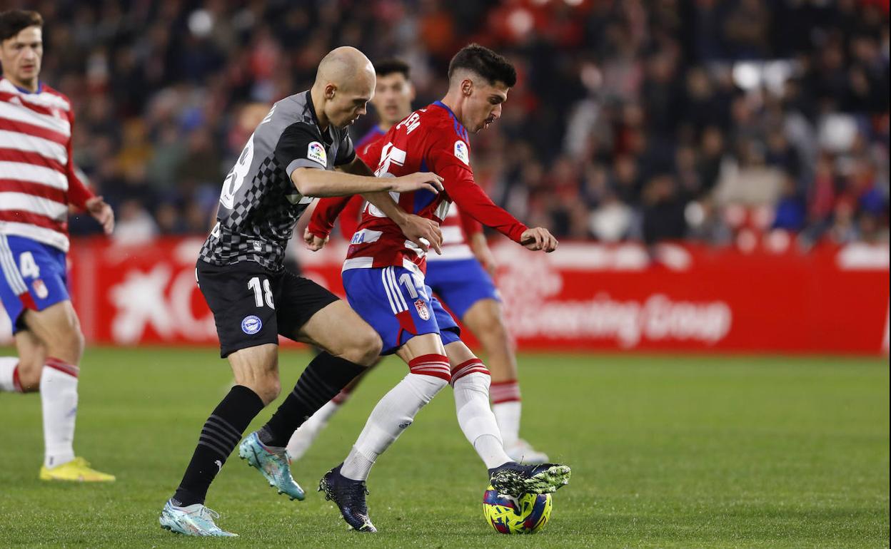 Ya solo quedan cuatro jornadas ligueras. Este viernes, la competición se reanuda con un duelo por el ascenso directo. El Levante es el único que no tiene duelo directo. Nadie de la Unión Deportiva Las Palmas se perderá esta noche el partido que abre la trigésimo novena jornada del campeonato liguero. Quien diga que no