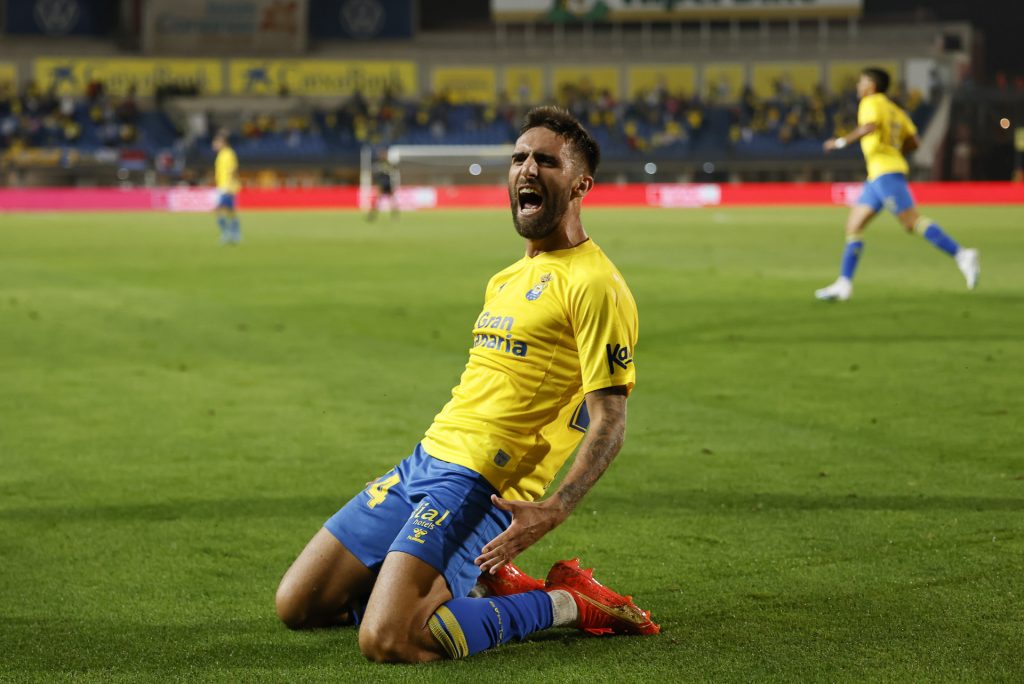 Pejiño1 | udlaspalmas.NET El extremo de Barbate cumplió este viernes su partido cien vistiendo los colores de la Unión Deportiva Las Palmas. Fue partícipe e importante en el ascenso a Primera División de mayo de 2023. Nuevo jugador centenario en la Unión Deportiva Las Palmas. En el partido de este viernes en El Alcoraz, Pejiño cumplió su partido