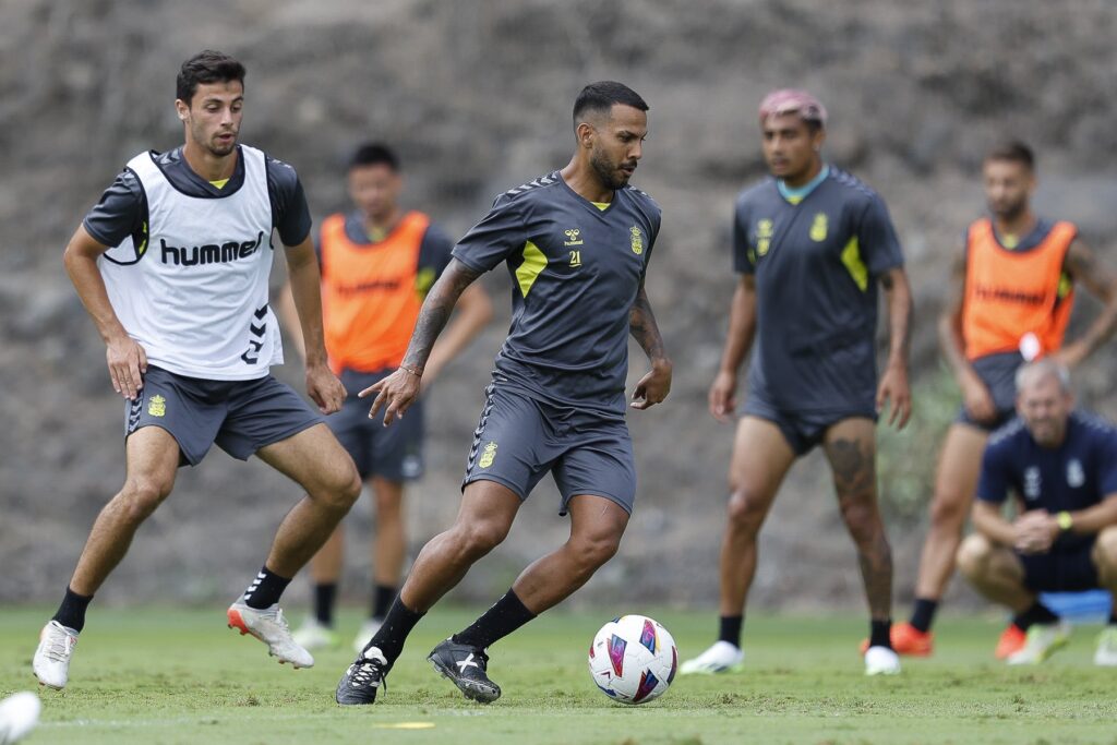 El conjunto grancanario no retomará los entrenamientos hasta el próximo lunes por la tarde, cuando empezará a preparar el partido del domingo en el Ramón Sánchez-Pizjuán. Tras la derrota contra el Atlético Paso y el entrenamiento de este viernes, la Unión Deportiva Las Palmas ya disfruta del fin de semana libre. A partir del lunes,
