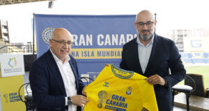 Diferentes estamentos y personalidades de la isla de Gran Canaria mostraron este viernes públicamente su apoyo a la candidatura de Gran Canaria a ser sede del Mundial 2030 en la presentación de la marca corporativa. Unidad. Así ha quedado reflejado este viernes en el Estadio de Gran Canaria. La isla respira de igual manera con