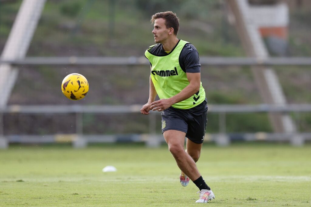 El conjunto grancanario, tras dos días libre una vez volvieron de Vitoria con los tres puntos, volvió este martes a los entrenamientos para empezar a pensar en el Cádiz, rival de este domingo. Vuelta al trabajo para la Unión Deportiva Las Palmas. El equipo de Xavi García Pimienta volvió este martes a los entrenamientos situados