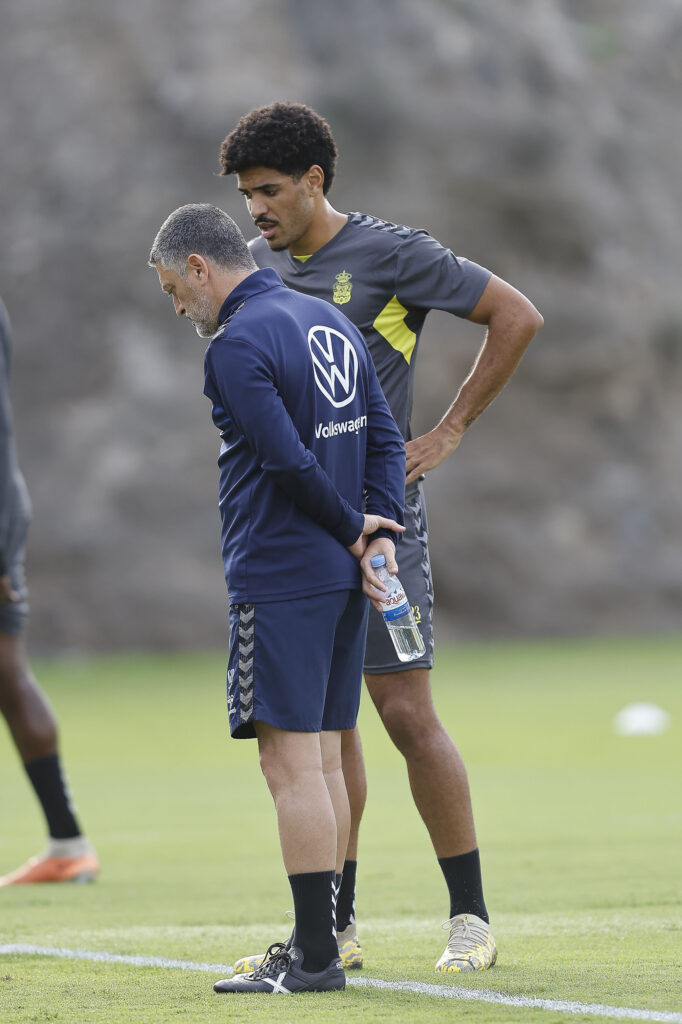 El entrenador de la Unión Deportiva Las Palmas no se fía del Granada, deja en duda la participación como titular de Saúl Coco y también habla del buen nivel mostrado por Enzo Loiodice. Las estadísticas están para romperse y la Unión Deportiva intentará ganar en Granada casi 40 años después: "Ya toca, a ver si