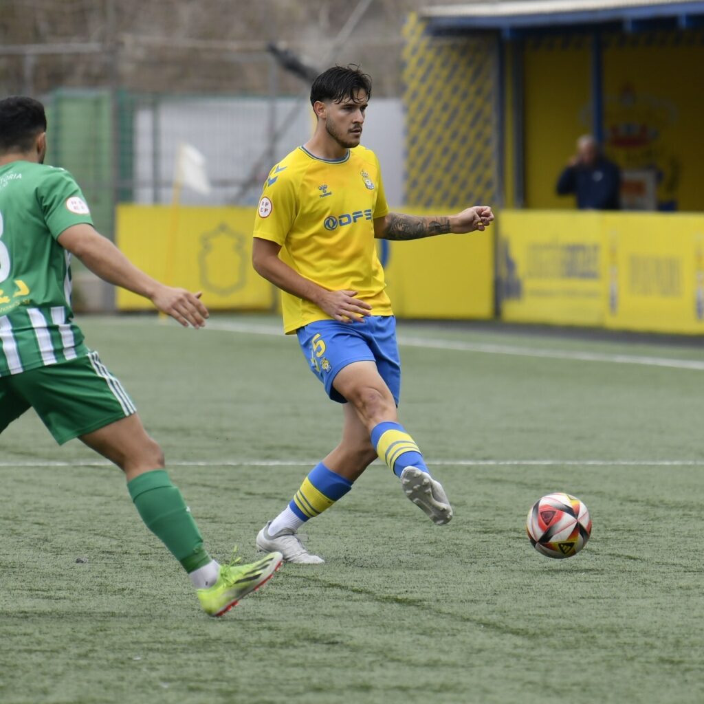 El conjunto grancanario sacó los tres puntos por segundo partido consecutivo en el Anexo y recorta distancias con el Lanzarote y Unión Sur Yaiza pero no con el Tenerife B. Iván Medina marcó su primer doblete en Tercera Federación. Diego Martín sentenció el partido en un gran inicio de segunda parte. Dos cambios realizó Raúl