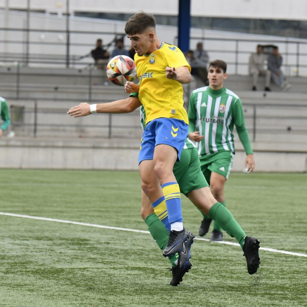 El conjunto grancanario sacó los tres puntos por segundo partido consecutivo en el Anexo y recorta distancias con el Lanzarote y Unión Sur Yaiza pero no con el Tenerife B. Iván Medina marcó su primer doblete en Tercera Federación. Diego Martín sentenció el partido en un gran inicio de segunda parte. Dos cambios realizó Raúl