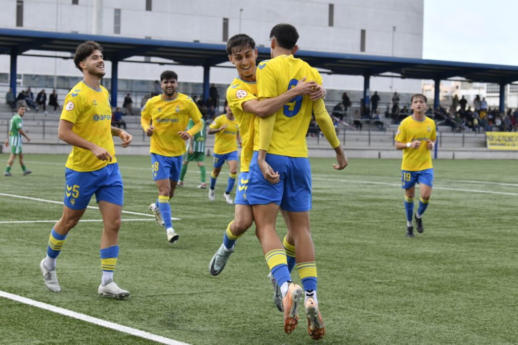 El conjunto grancanario sacó los tres puntos por segundo partido consecutivo en el Anexo y recorta distancias con el Lanzarote y Unión Sur Yaiza pero no con el Tenerife B. Iván Medina marcó su primer doblete en Tercera Federación. Diego Martín sentenció el partido en un gran inicio de segunda parte. Dos cambios realizó Raúl