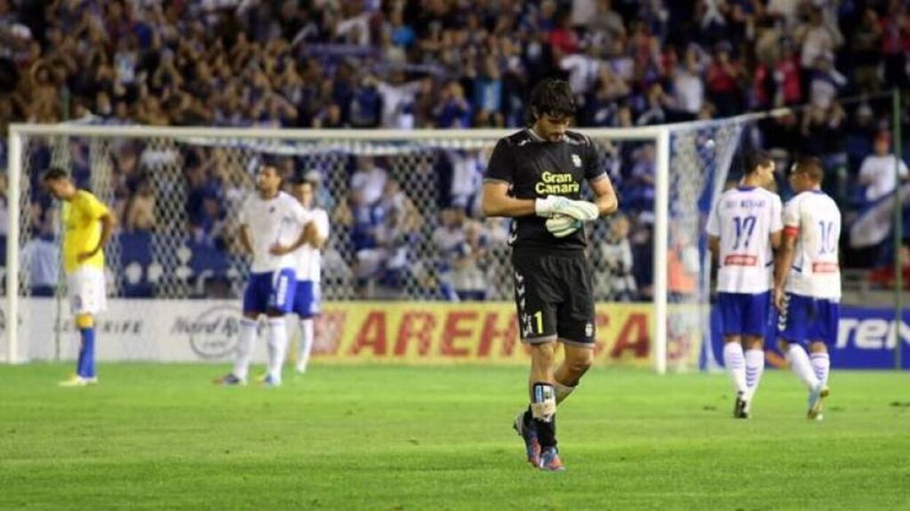 Desde que el cancerbero grancanario Chano Lozano disputara los 38 partidos de liga de Segunda División en la temporada 1989-1990, ningún portero del representativo han disputado los encuentros ligueros, algo que tampoco hará Álvaro Valles por sanción. La portería de la Unión Deportiva Las Palmas vive uno de sus momentos más estables desde el inicio
