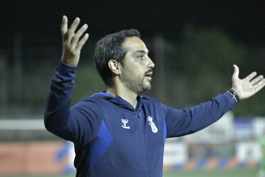 El técnico del sureste de Gran Canaria está en su tercera temporada en Las Palmas Atlético y en su sexta temporada en el club. Tras conseguir el ascenso y dos copas, ahora anhela la permanencia en Segunda Federación. En el verano de 2020, la Unión Deportiva Las Palmas apostaba por un técnico que venía de